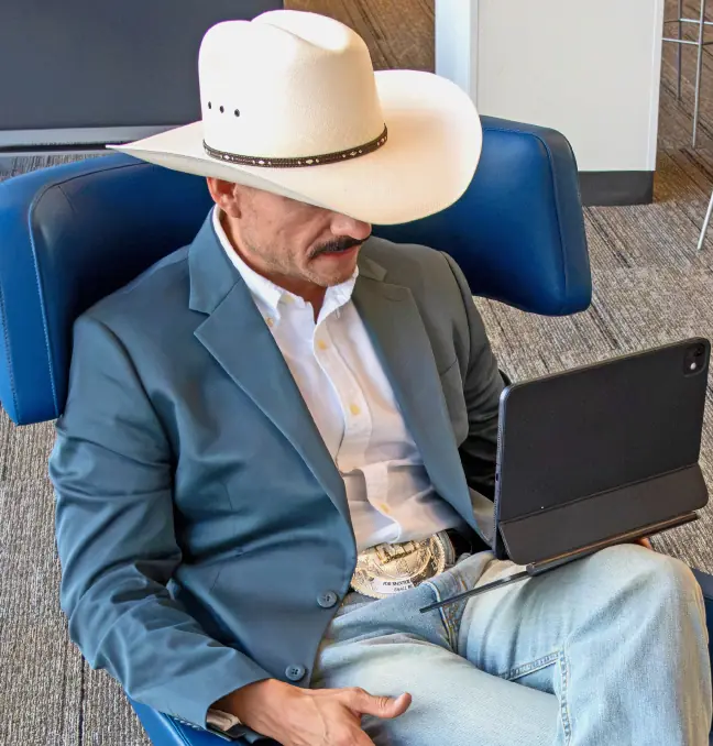 Marcos Ramírez revisando números en su tableta