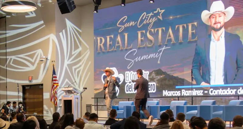 Marcos Ramírez en el escenario del Sun City Real Estate Summit