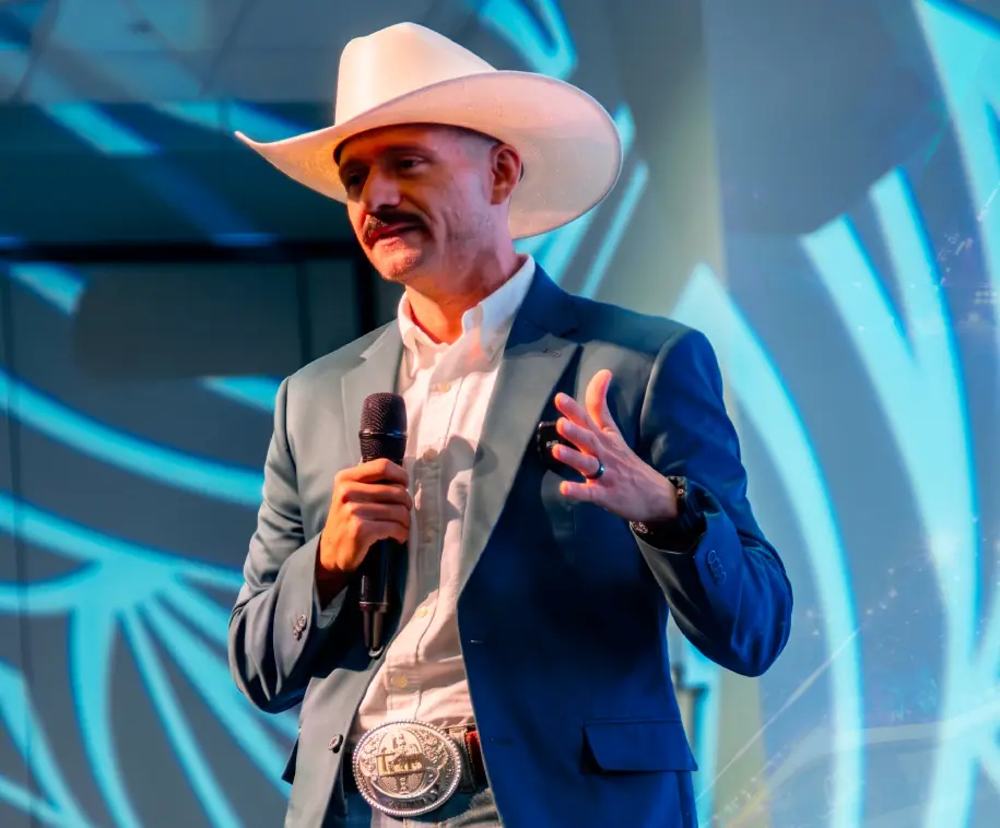 Marcos Ramírez hablando con micrófono en el escenario