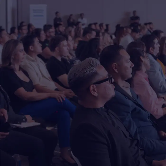 Empresarios escuchando una charla de estrategia fiscal