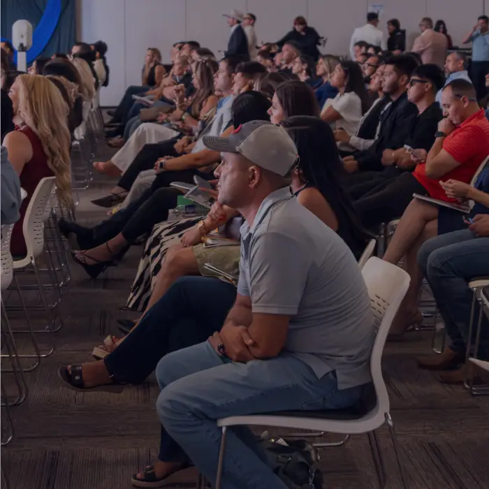 Asistentes atentos en un taller de El Contador del Sombrero