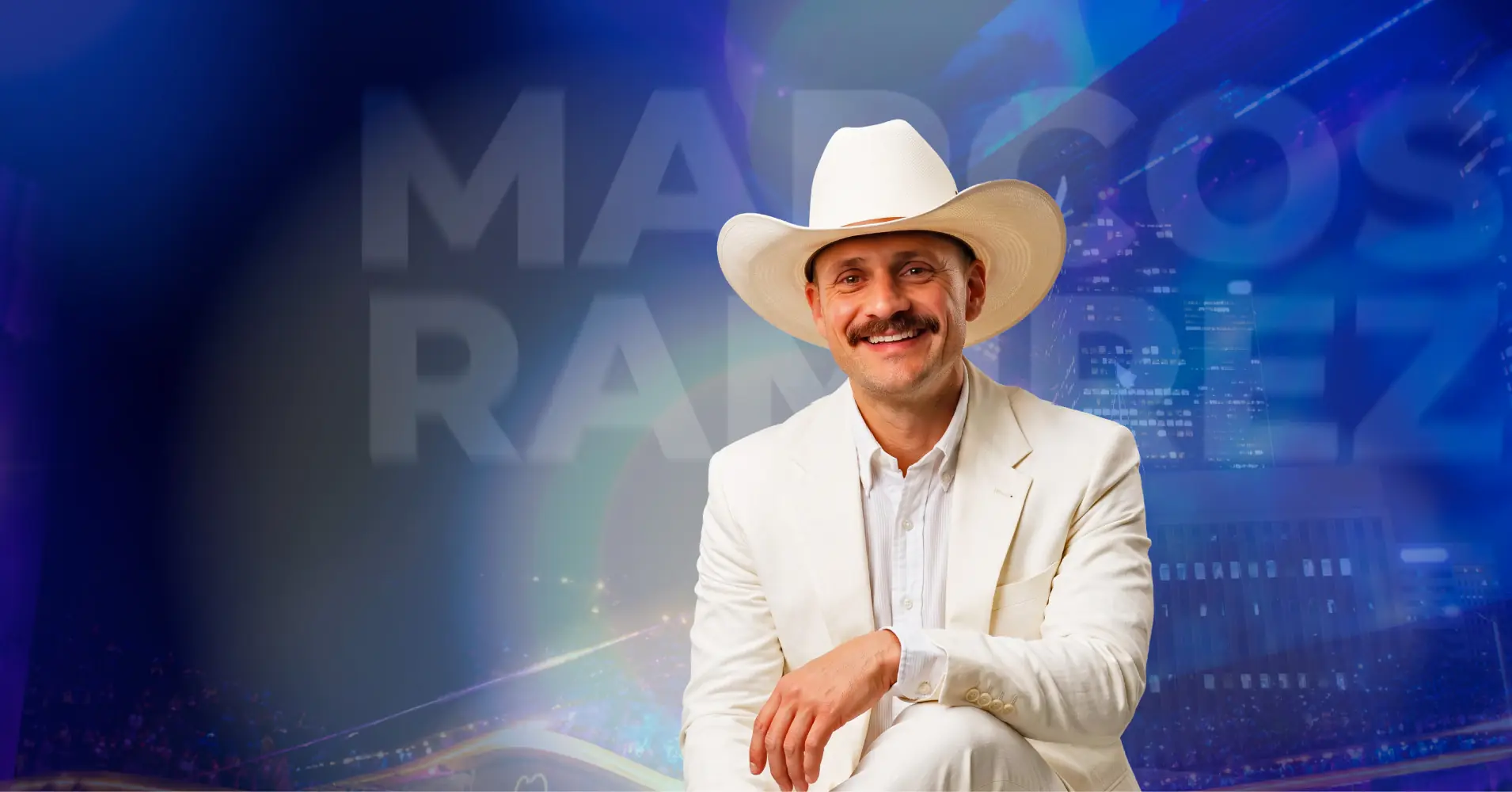 Marcos Ramírez, El Contador del Sombrero, con traje blanco y sombrero vaquero en el escenario
