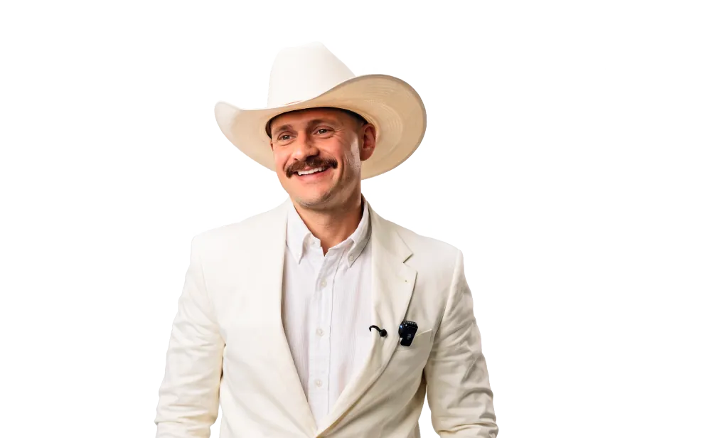 Marcos Ramírez sonriente, con sombrero y traje blanco