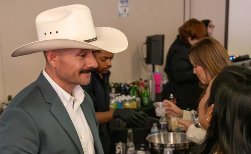 Marcos Ramírez conversando con asistentes en un evento