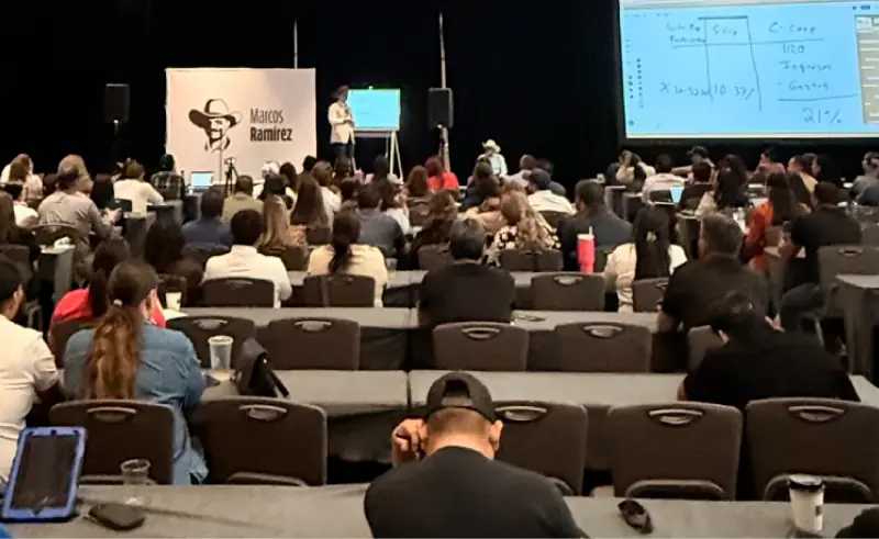 Salón de clase lleno durante un entrenamiento de Marcos