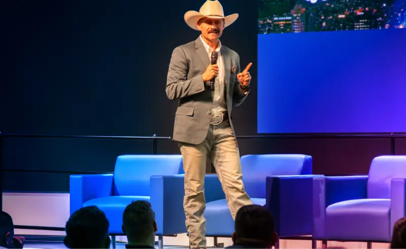 Marcos Ramírez dando una charla en el escenario
