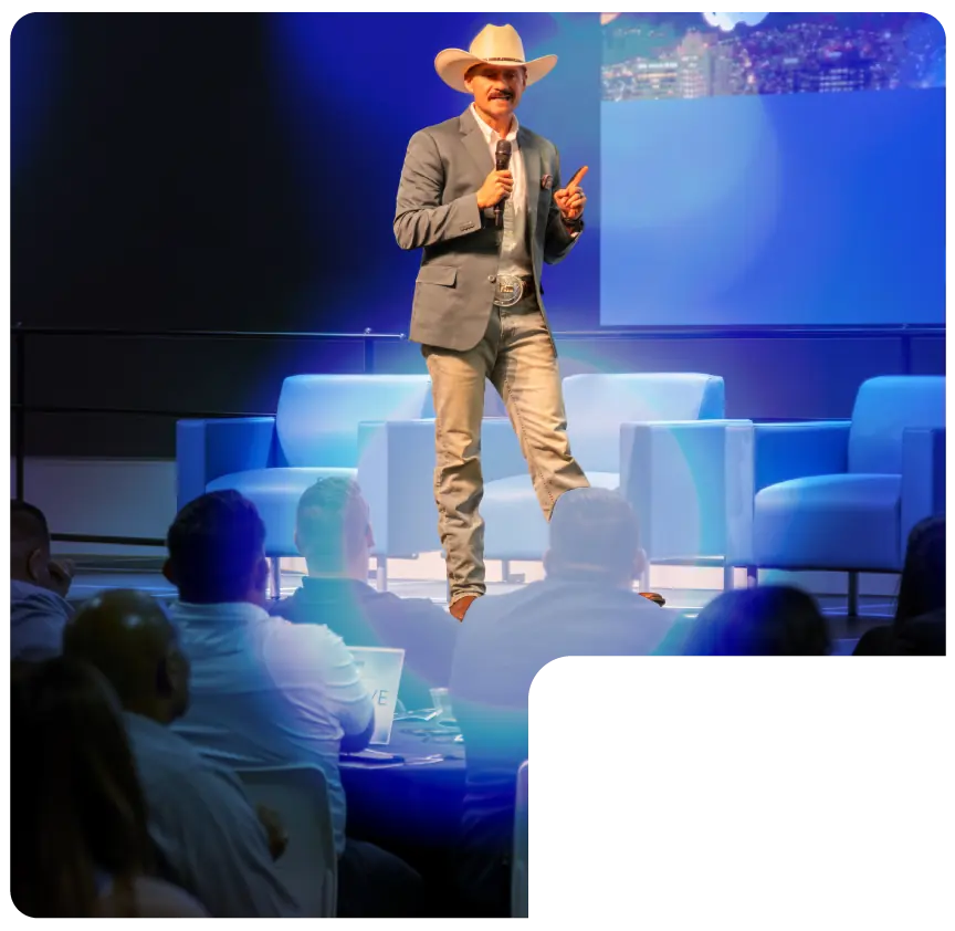 Marcos Ramírez hablando en el escenario frente a empresarios
